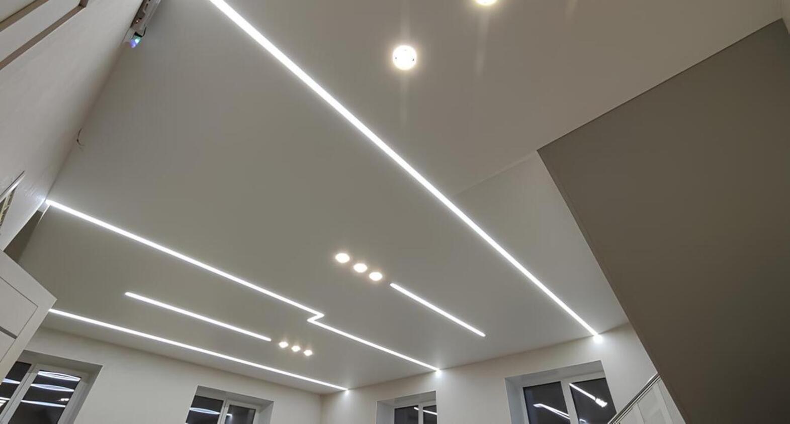Натяжные потолки со световыми линиями